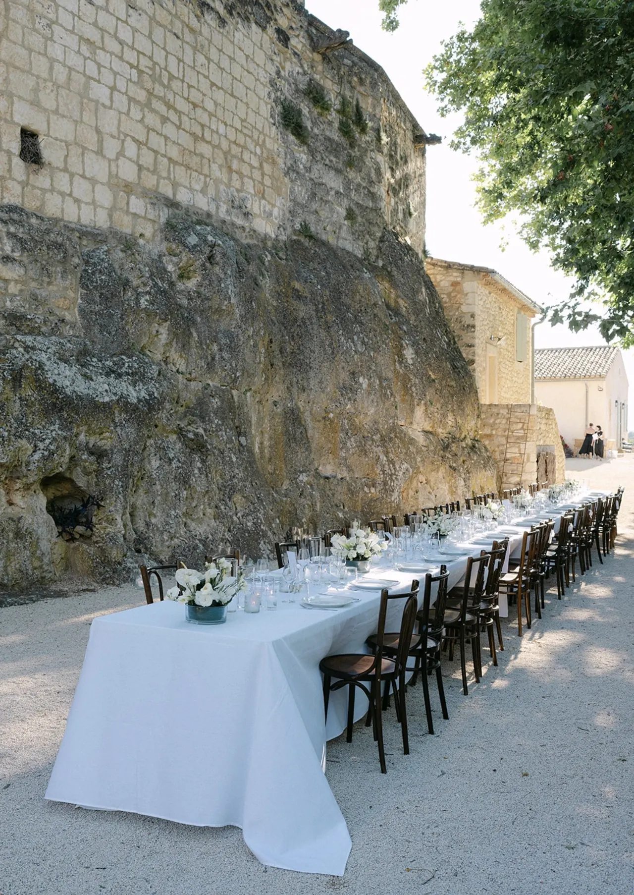 One long table along the château walls